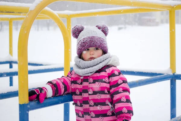 Meisje Plezier Buiten Wintertijd — Stockfoto