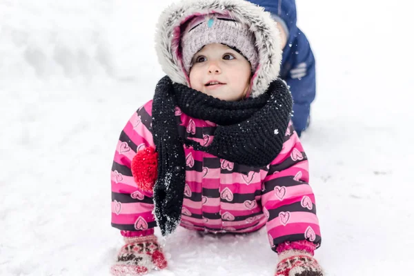 Mała Dziewczynka Ciesząc Się Świeżym Powietrzem Czasie Zimy — Zdjęcie stockowe