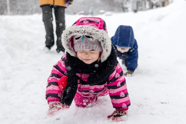 Μικρό Κορίτσι Διασκεδάζοντας Έξω Στη Βεράντα Στο Χειμερινή Ώρα — Φωτογραφία Αρχείου