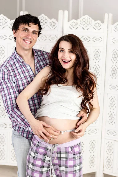 Terhesség Emberek Koncepció Ölelgetés Terhes Felesége Állandó Otthon Boldog Ember — Stock Fotó