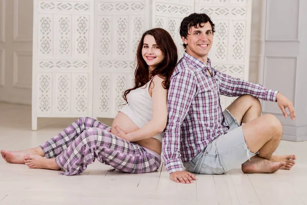 Terhesség Emberek Koncepció Ölelgetés Terhes Felesége Otthon Boldog Ember — Stock Fotó