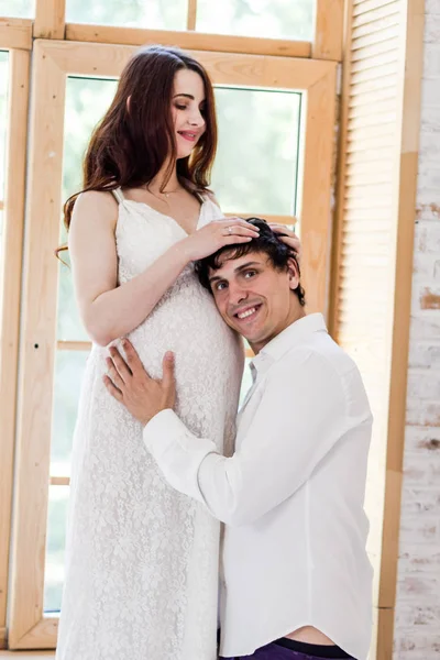 Terhesség Emberek Koncepció Ölelgetés Terhes Felesége Állandó Otthon Boldog Ember — Stock Fotó