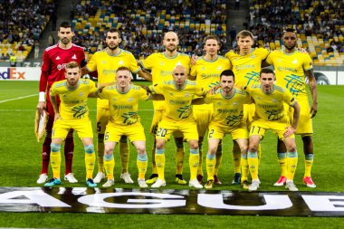 Kiev, Ukrayna - 20 Eylül 2018: Astana oyuncular Dinamo Kiev Kiev, Ukrayna Milli Güvenlik Olimpiyat Stadyumu'nda karşı Uefa Avrupa Ligi Maç başlamadan önce.