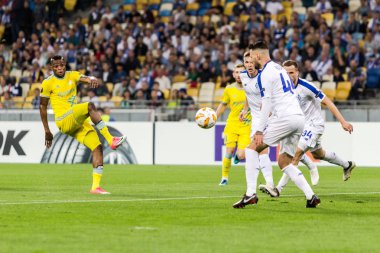 Kiev, Ukrayna - 20 Eylül 2018: Dinamo Kiev Astana Kiev, Ukrayna Milli Güvenlik Olimpiyat Stadyumu'nda oyuncular eylem sırasında Uefa Avrupa Ligi Maç.