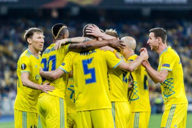 Kiev, Ukrayna - 20 Eylül 2018: Astana oyuncular kutluyor Kiev, Ukrayna Milli Güvenlik Olimpiyat Stadyumu'nda Dinamo Kiev karşı Uefa Avrupa Ligi maçında gol gol.