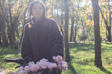 Bisiklet Park rahatlatıcı olan mutlu kadın.