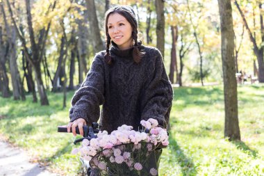 Bisiklet Park rahatlatıcı olan mutlu kadın.