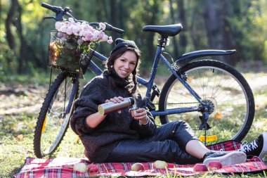 Bisiklet Park rahatlatıcı olan mutlu kadın.