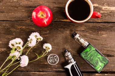 Vape cihazlar ve ahşap zemin üzerine kahve ile natürmort.