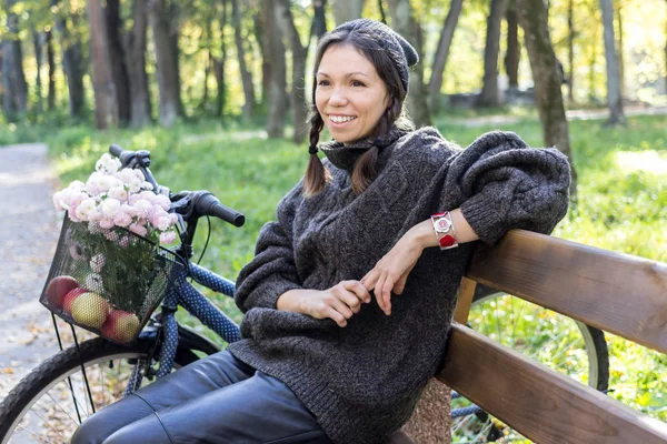 Bisiklet Park Rahatlatıcı Olan Mutlu Kadın — Stok fotoğraf