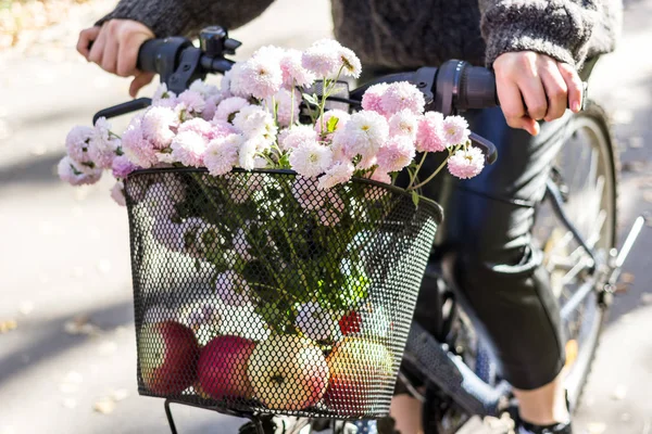 Joyeux Jeune Femme Avec Vélo Relaxant Dans Parc — Photo