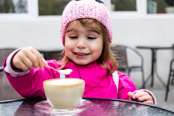 Portrait Cheerful Little Girl Sitting Street City Cafe Mom Fooling — Stock Photo, Image