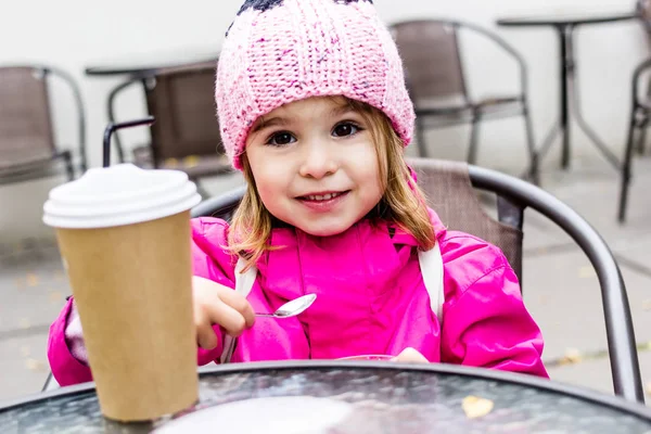 Portrait Cheerful Little Girl Sitting Street City Cafe Mom Fooling — Stock Photo, Image