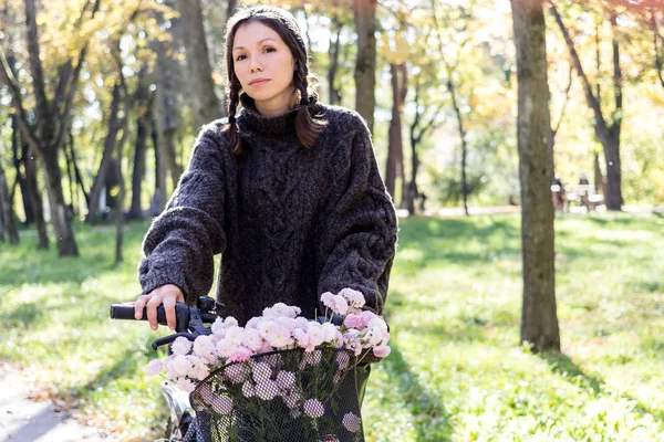 Gelukkig Jonge Vrouw Met Fiets Ontspannen Het Park — Stockfoto