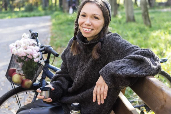 Joyeux Jeune Femme Avec Vélo Relaxant Dans Parc — Photo