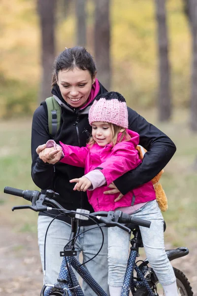 Lycklig Mor Och Dotter Ridning Cyklar Höst Park — Stockfoto