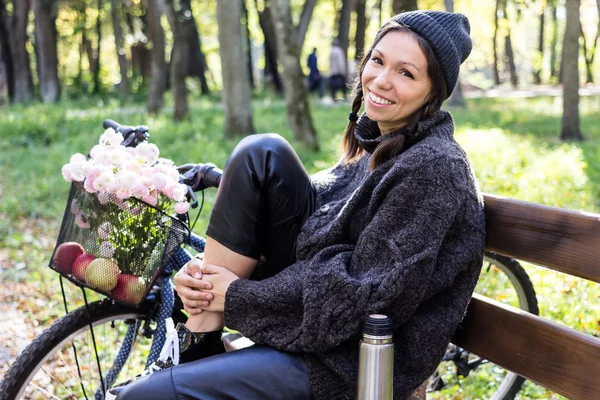 Joyeux Jeune Femme Avec Vélo Relaxant Dans Parc — Photo