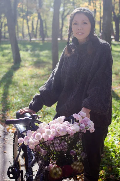 Glückliche Junge Frau Mit Fahrrad Entspannt Park — Stockfoto