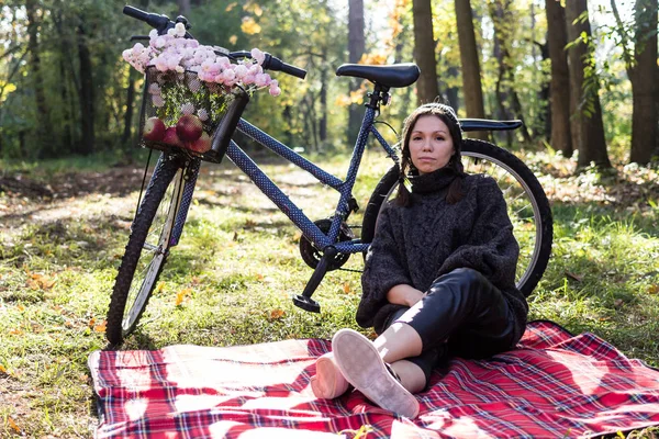 Gelukkig Jonge Vrouw Met Fiets Ontspannen Het Park — Stockfoto