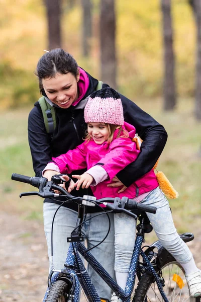 Lycklig Mor Och Dotter Ridning Cyklar Höst Park — Stockfoto