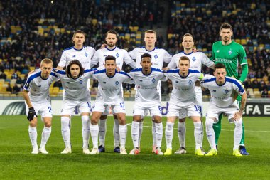 Kiev, Ukrayna - 8 Kasım 2018: Dinamo Kiev takımı fotoğraf Stade Rennais Kiev, Ukrayna Milli Güvenlik Olimpiyat Stadyumu'nda karşı Uefa Avrupa Ligi Maç başlamadan önce.