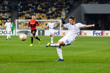 Kiev, Ukrayna 8 Kasım 2018: Vitaliy Mykolenko topu Uefa Avrupa Ligi maçında Dinamo Kiev Stade Rennais Kiev, Ukrayna Milli Güvenlik Olimpiyat Stadyumu'nda vuruyor.