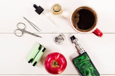 Vape cihazlar ve ahşap zemin üzerine kahve ile natürmort.