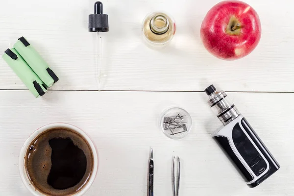 アーク デバイスと木製の背景にコーヒーのある静物 — ストック写真