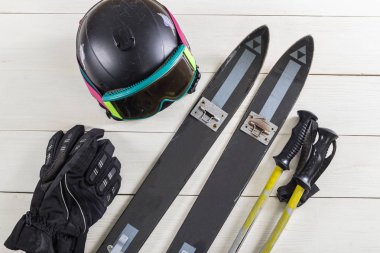 Kayak aksesuarları havai görünümü üzerinde beyaz rustik ahşap masa yerleştirilir. Kayak, kask, gözlük, eldiven ve Kayak sopa öğeler dahil. Kış spor boş zaman zaman kavramı.