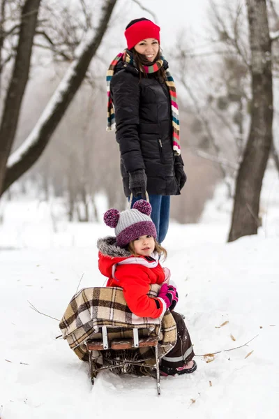 Matka Dítě Dívka Baví Hrát Smát Zasněženou Zimní Procházka Přírodě — Stock fotografie