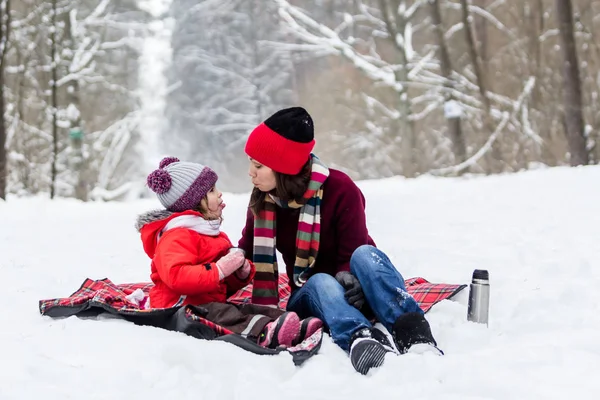 Anne Çocuk Kız Eğleniyor Oynayan Karlı Kış Yürüyüş Doğada Çay — Stok fotoğraf