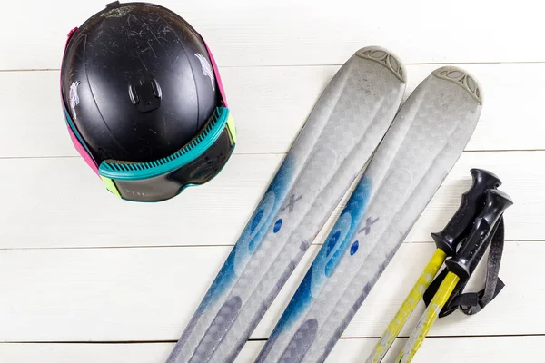 Vue Aérienne Des Accessoires Ski Placés Sur Une Table Rustique — Photo