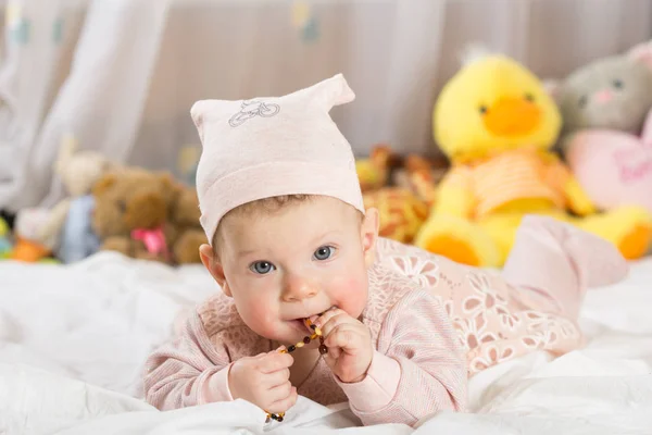 Hermosa Niña Recién Nacida Con Sombrero Acostada Cama Sonriendo —  Fotos de Stock