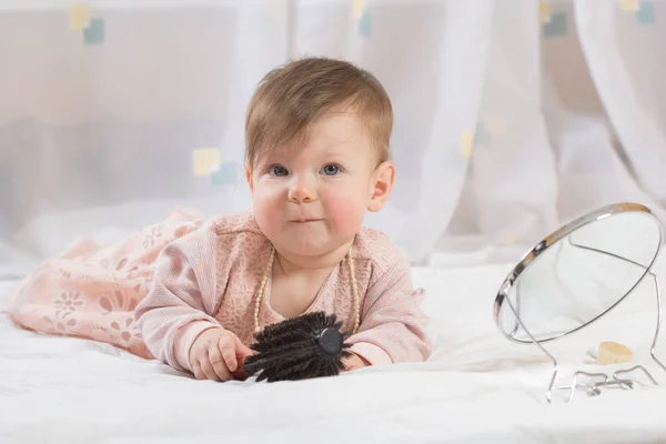 Schönes Neugeborenes Mädchen Mit Haarbürste Ihrem Bett Liegend Und Lächelnd — Stockfoto