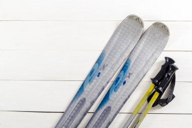 Kayak aksesuarları havai görünümü üzerinde beyaz rustik ahşap masa yerleştirilir. Kayak ve Kayak sopa öğeler dahil. Kış spor boş zaman zaman kavramı.
