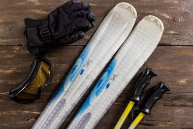Kayak aksesuarları havai görünümü rustik eski ahşap masanın üzerine yerleştirilir. Kayak, gözlük, eldiven ve Kayak sopa öğeler dahil. Kış spor boş zaman zaman kavramı.
