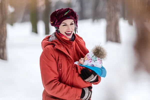 Mor Bär Hennes Lilla Flicka Bär Röd Jacka Och Sele — Stockfoto