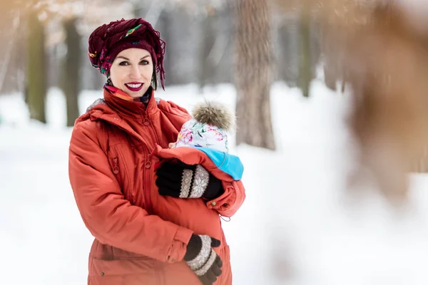 Mutter Trägt Ihr Kleines Mädchen Roter Jacke Und Tragetuch Familienspaß — Stockfoto