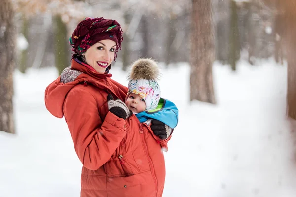 Mère Portant Son Bébé Porte Une Veste Rouge Une Fronde — Photo