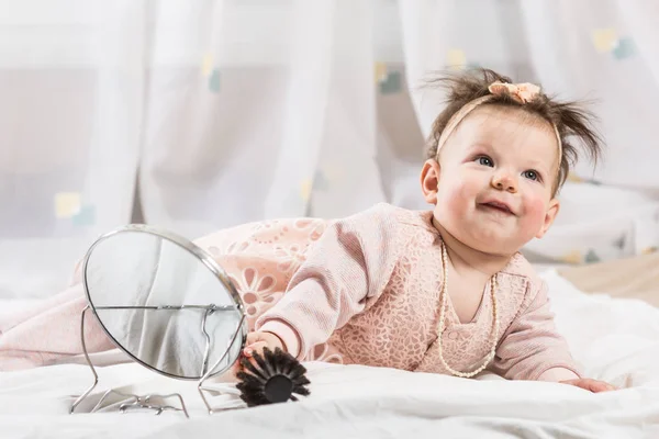 Hermosa Niña Recién Nacida Con Cepillo Pelo Acostada Cama Sonriendo —  Fotos de Stock