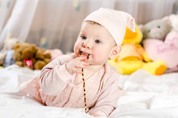 Schönes Neugeborenes Mädchen Mit Hut Ihrem Bett Liegend Und Lächelnd — Stockfoto