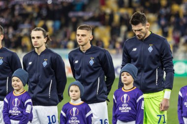 Kiev, Ukrayna - 22 Şubat 2019: Dinamo Kiev oyuncular Olympiakos Fc Kiev, Ukrayna Milli güvenlik Olimpiyat Stadyumu'nda karşı Uefa Avrupa Ligi maç başlamadan önce.