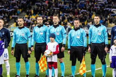 Kiev, Ukrayna - 22 Şubat 2019: Ana hakemler başkanı Ivan Kruzliak arada Dynamo Kyiv vs Kiev, Ukrayna Milli güvenlik Olimpiyat Stadyumu'nda Olympiakos Fc Uefa Avrupa Ligi maçında takım.