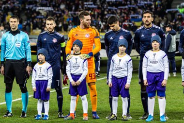Kiev, Ukrayna - 22 Şubat 2019: Olympiakos Fc oyuncuları Dinamo Kiev Kiev, Ukrayna Milli güvenlik Olimpiyat Stadyumu'nda karşı Uefa Avrupa Ligi maç başlamadan önce.
