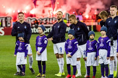 Kiev, Ukrayna - 22 Şubat 2019: Dinamo Kiev oyuncular Olympiakos Fc Kiev, Ukrayna Milli güvenlik Olimpiyat Stadyumu'nda karşı Uefa Avrupa Ligi maç başlamadan önce.