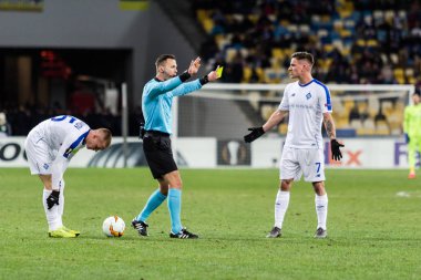 Kiev, Ukrayna - 22 Şubat 2019: Benjamin Verbic Olympiakos Fc Kiev, Ukrayna Milli güvenlik Olimpiyat Stadyumu'nda karşı Uefa Avrupa Ligi maçında Dinamo Kiev alır sarı kartı.