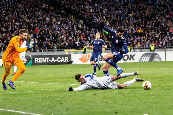 Kiev, Ukrayna - 22 Şubat 2019: Kiev, Ukrayna Milli güvenlik Olimpiyat Stadyumu'nda Olympiakos Fc Dinamo Kiev - oyuncular eylem sırasında Uefa Avrupa Ligi maç.