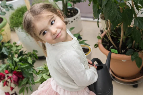 Jolie Petite Fille Arrosant Des Plantes Dans Maison Enfant Prenant — Photo