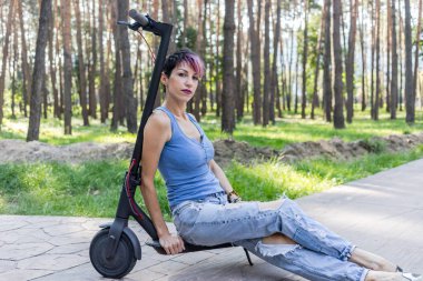 Pembe saçlı serin çekici kadın, bir elektrik sürme sahiptir 