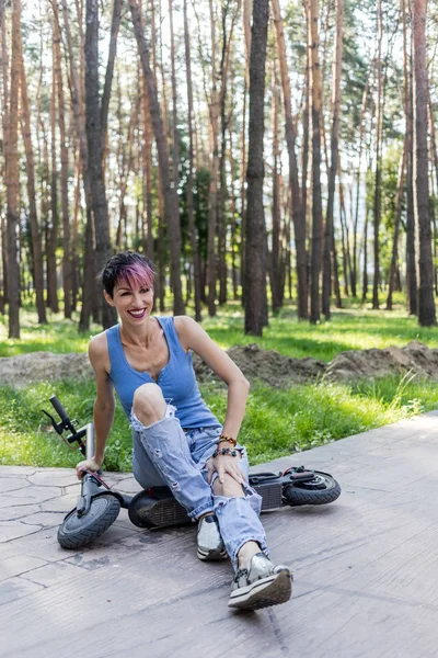 Cool attractive woman with pink hair, enjoys riding an electric — Stock Photo, Image